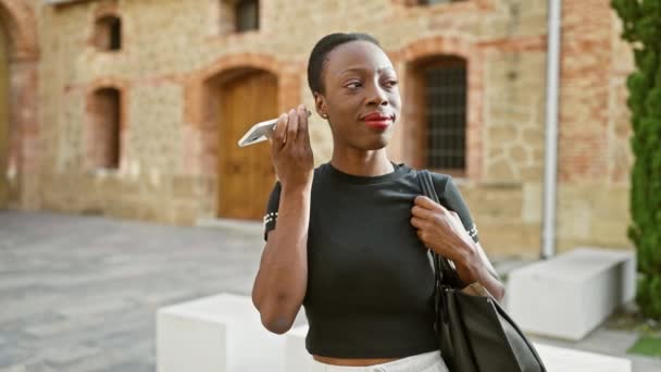 Αφροαμερικανή Γυναίκα Στέλνει Φωνητικό Μήνυμα Smartphone Στο Πάρκο — Αρχείο Βίντεο