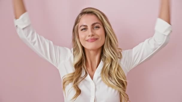 Блестящая Блондинка Повседневной Рубашке Вытянув Руки Шею Излучая Чистое Счастье — стоковое видео