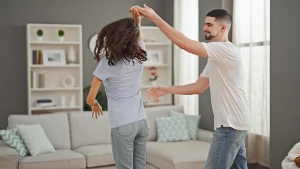 Gyönyörű Pár Ragyogó Magabiztos Szeretet Vidáman Mosolyog Táncol Együtt Otthon — Stock videók