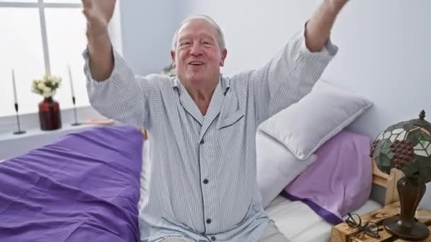 Opgewonden Senior Man Pyjama Vrolijk Viert Een Grote Overwinning Slaapkamer — Stockvideo