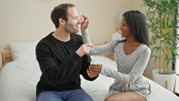 Beau Couple Appliquant Traitement Peau Sur Visage Assis Sur Lit — Video