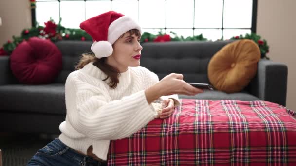 Joven Mujer Caucásica Sentada Junto Árbol Navidad Usando Control Televisión — Vídeos de Stock