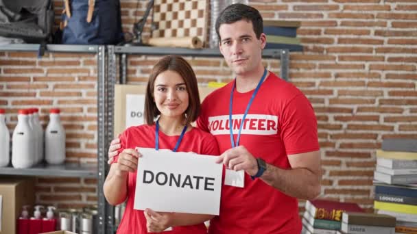 在慈善中心 男女志愿者站在一起 手里拿着写有捐赠信息的文件 — 图库视频影像