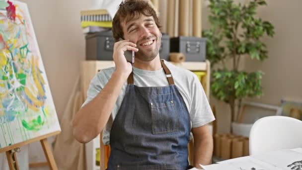 Young Hispanic Man Embraces Artistry Engaging Cheerful Phone Talk University — Stock Video