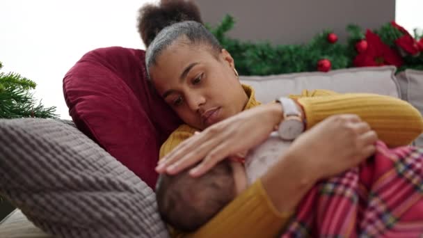Ibu Dan Anak Berbaring Sofa Merayakan Natal Rumah — Stok Video