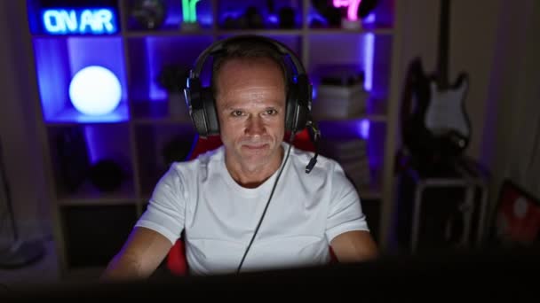 Fröhlicher Mann Mittleren Alters Gewinnender Streamer Leidenschaftlicher Videospieler Feiert Sieg — Stockvideo