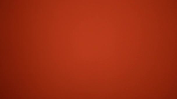 Oburzające Popisywanie Się Dorosłego Mężczyzny Czerwonym Tłem Wytatuowany Hiszpan Bez — Wideo stockowe