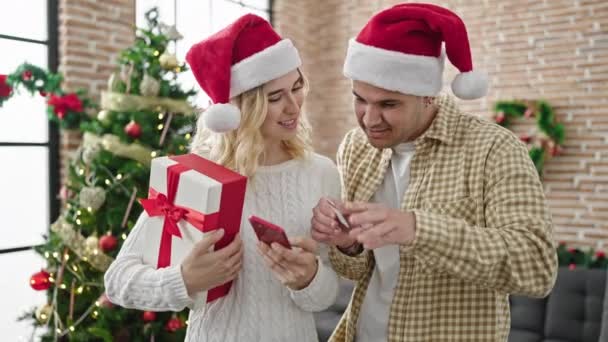 Mężczyzna Kobieta Para Gospodarstwa Boże Narodzenie Prezent Zakupy Smartfonem Kartą — Wideo stockowe