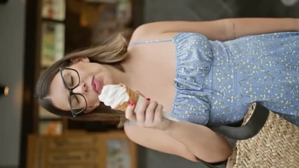 Femeia Hispanică Veselă Salvează Înghețata Delicioasă Dulce Strada Kyoto Zâmbetul — Videoclip de stoc