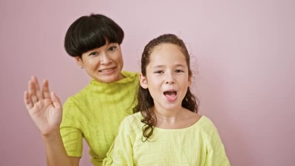 Μητέρα Χαρούμενα Βιντεοκλήσεις Αυτοπεποίθηση Κόρη Και Δύο Μοιράζονται Την Ευτυχία — Αρχείο Βίντεο