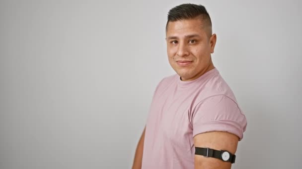Šťastný Sebevědomý Mladý Latinoameričan Usmívá Zvedá Palec Ukazuje Svůj Diabetický — Stock video