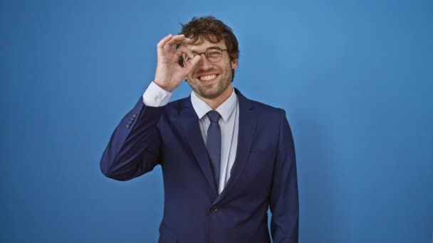 Veselý Mladý Muž Obleku Bliká Šťastný Znamení Mezi Prsty Usmívá — Stock video