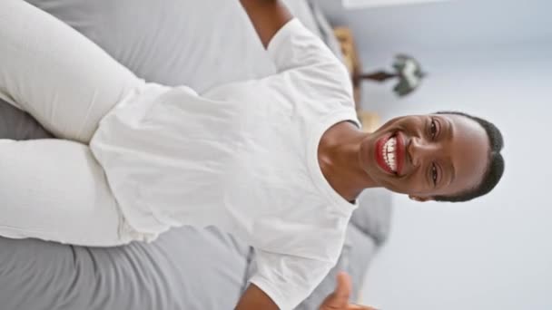 Mulher Americana Africana Alegre Casa Seu Quarto Confortável Deitada Cama — Vídeo de Stock
