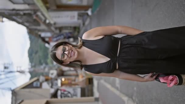Mujer Hispana Segura Hermosa Alegre Posando Alegremente Con Gafas Puestas — Vídeos de Stock