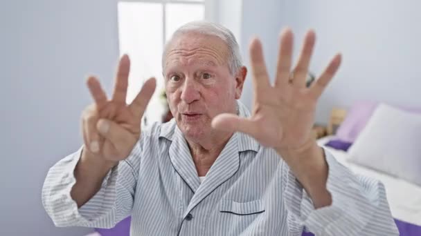 Χαρούμενος Ηλικιωμένος Που Κάθεται Στο Κρεβάτι Φορώντας Πυτζάμα Δείχνοντας Δάχτυλα — Αρχείο Βίντεο