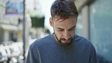 Sokakta kendinden emin gülümseyen İspanyol genç adam.