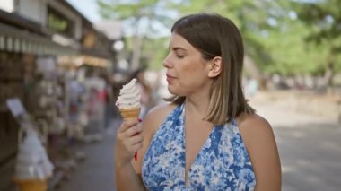 Yaz tatili zevki, güzel İspanyol kadın güneşli bir günde Nara 'da leziz bir dondurma külahının tadını çıkarıyor, Japonya' nın enfes parkı, neşeli gülümsemesi tatil eğlencesi ve açık hava maceralarını yansıtıyor.