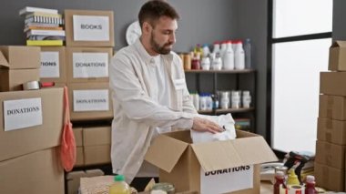 Kendini işine adamış genç İspanyol bir adam yorulmadan çalışıyor. Yardım merkezindeki karton kutuya giysiler koyuyor. Toplumun ruhunu ve fedakarlığını somutlaştırıyor.