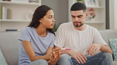 Güzel bir çift kucaklaşıyor, evde üzgün, pozitif hamilelik testi yapıyorlar, rahat oturma odalarında beklenmedik bir aile sorunu var.