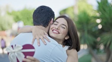 Parkta birbirlerine sarılan güzel bir çift için güzel bir sürpriz.