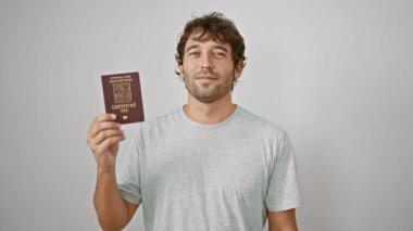 Neşeli genç adam güvenli bir şekilde Czech Cumhuriyet pasaportunu gösteriyor, izole edilmiş beyaz bir arka plana gülümsüyor, bir sonraki büyük seyahatine hazır.!