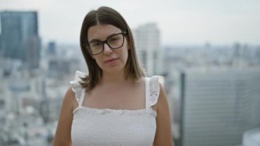 Japonya 'da ciddi bir ifadeyle duran gözlüklü güzel İspanyol kadın.