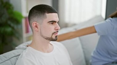 Güzel çiftlerin neşeli anları, tesadüfen kucaklaşmaları, gülümsemeleri ve evdeki kanepede birlikte hayatın tadını çıkarmaları.