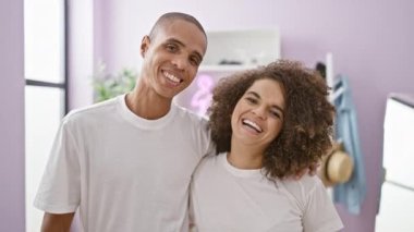 Kendine güvenen, güzel bir çift sıcak evlerinde kucaklaşıp gülümsüyor, aşklarını ve mutluluklarını kucaklıyorlar.