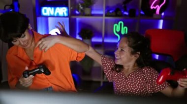 Anne-kız oyun ikilisi aşk akışı, eğlence dolu video oyunları gecesi rahat odalarında