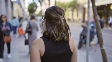 Gözlüklü, genç ve güzel bir İspanyol kadın Madrid sokaklarına bakıyor.