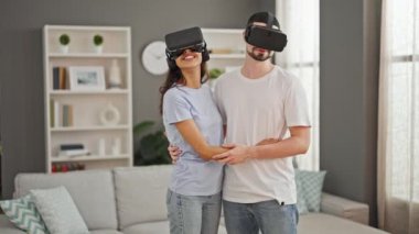 Harika bir çift aşkı paylaşıyor, evde video gözlükleriyle oyun oynuyor, gelecekteki siber dünyayı keşfediyor, gülümsüyor ve rahat oturma odalarında sarılıyorlar..