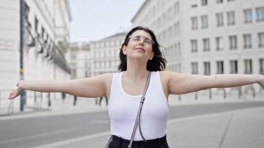 Viyana sokaklarında kollarını açmış güzel İspanyol bir kadın.