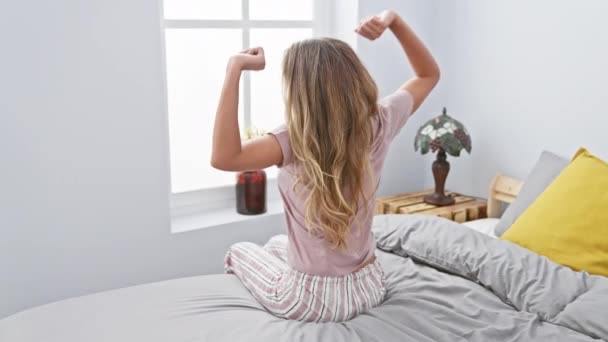 Hermosa Joven Rubia Disfrutando Estiramiento Matutino Despertando Comodidad Acogedor Dormitorio — Vídeos de Stock