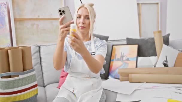 Intérieur Studio Art Coloré Jeune Artiste Blonde Capture Des Nuances — Video
