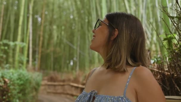 Krásná Hispánka Brýlemi Sebevědomě Usmívá Když Stojí Mezi Bambusovým Lesem — Stock video