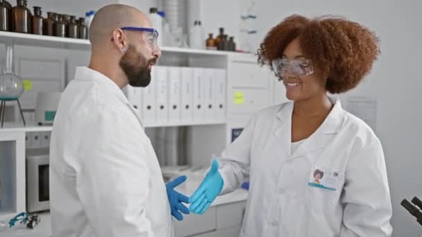 Zwei Wissenschaftler Partner Bei Der Entdeckung Schütteln Freudig Hände Laborvertrag — Stockvideo