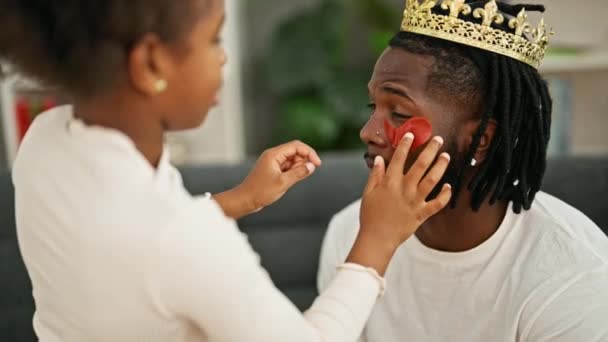 Afro Americanos Pai Filha Vestindo Rei Coroa Folgado Olhos Pad — Vídeo de Stock