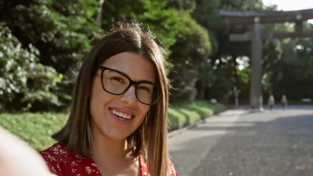 Vrolijke Jonge Spaanse Vrouw Bril Vangt Haar Hartvormige Handteken Een — Stockvideo