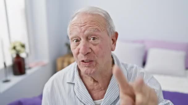 Χαρούμενος Ηλικιωμένος Άντρας Που Δείχνει Χαρά Προς Πάνω Δύο Δάχτυλα — Αρχείο Βίντεο