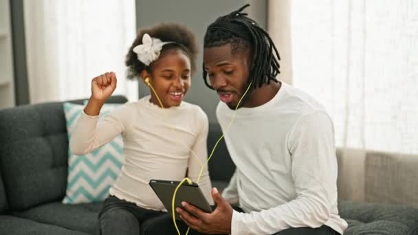 Afroamericani Padre Figlia Sorridenti Fiduciosi Ascoltare Musica Casa — Video Stock