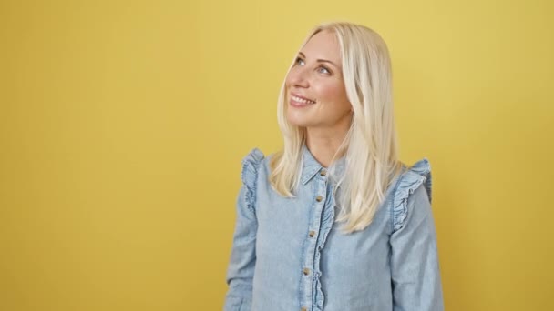 Zrelaksowana Poza Młodej Blondynki Pewnie Uśmiechnięta Dżinsowej Koszuli Wyglądająca Boku — Wideo stockowe
