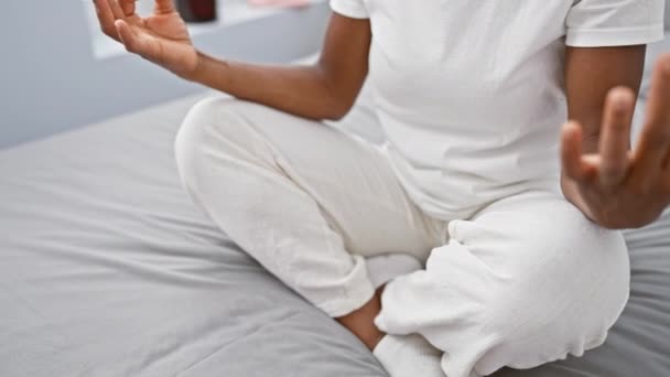 Relaksująca Afrykańska Kobieta Medytująca Znajdująca Zen Pozycji Jogi Leżąca Łóżku — Wideo stockowe