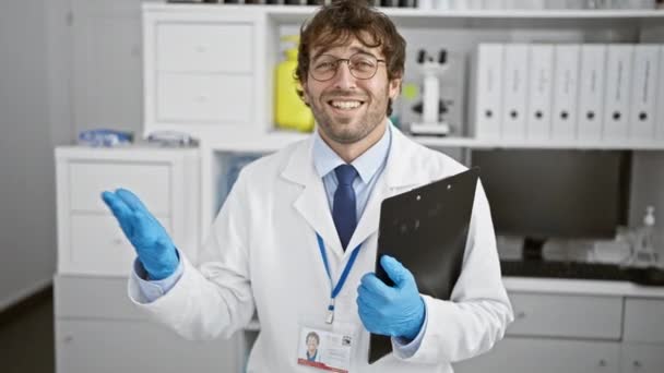 研究室での勝利 応援する科学者男性は 研究センターでの達成の喜ばしい笑顔と勝者の表現で勝利を祝います — ストック動画