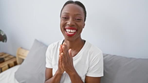 Gyönyörű Afro Amerikai Aki Bocsánatért Imádkozik Összekulcsolt Kézzel Fekszik Hálószobában — Stock videók