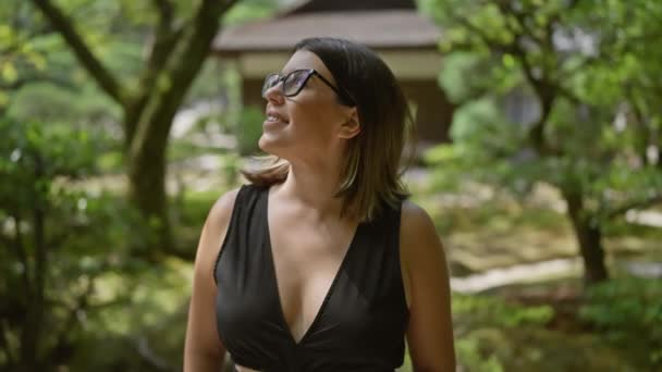 Fröhliche Junge Hispanische Frau Mühelos Schön Mit Brille Selbstbewusst Posierend — Stockvideo