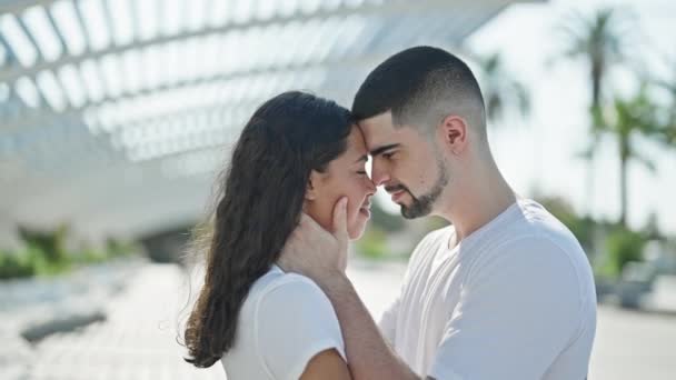Schönes Paar Genießt Sonnenlicht Steht Selbstbewusst Einem Grünen Park Küsst — Stockvideo