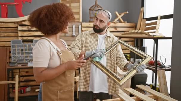 Dos Carpinteros Profesionales Estudio Carpintería Vintage Limpiando Marco Antiguo Con — Vídeos de Stock