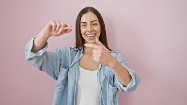 Mulher Hispânica Jovem Bonita Irradia Felicidade Criar Uma Moldura Com — Vídeo de Stock