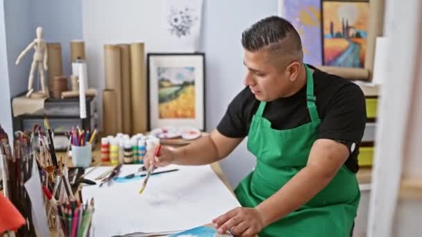 Leidenschaftlicher Junger Lateinamerikanischer Künstler Der Fleißig Seine Zeichenstunde Atelier Eintaucht — Stockvideo