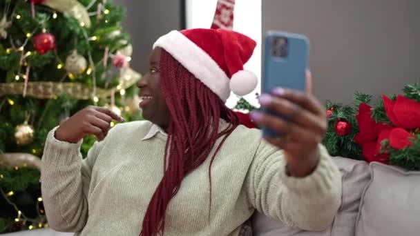 Afrikanerin Mit Geflochtenen Haaren Bei Videoanruf Hause Auf Sofa Weihnachtsbaum — Stockvideo